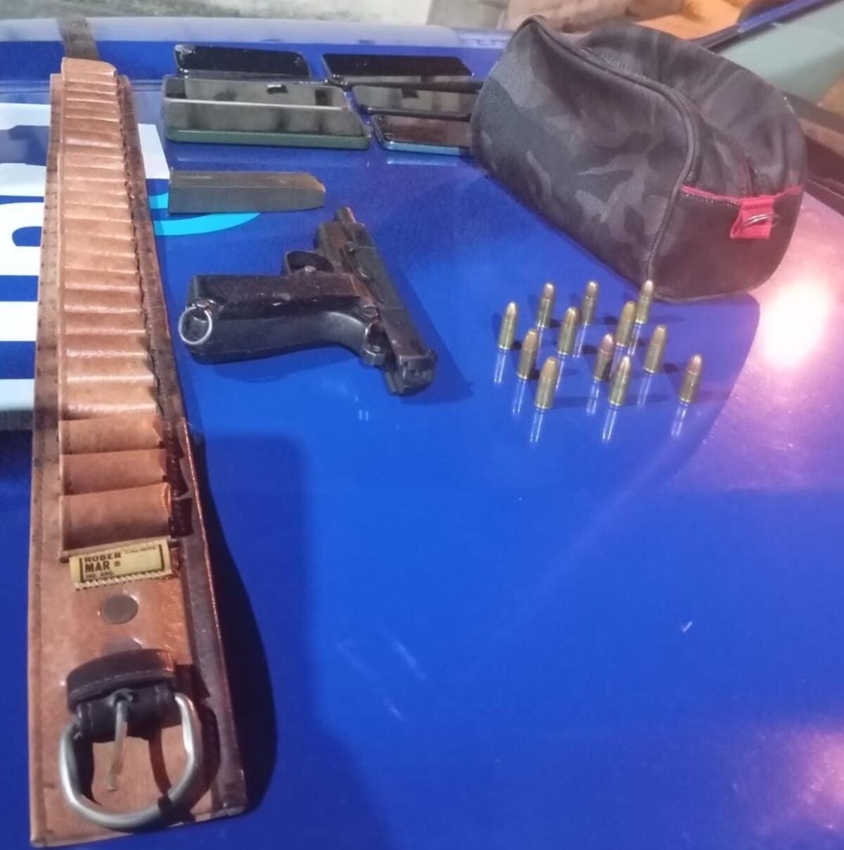Detuvieron a dos hombres armados: tenían una pistola 9 mm y ocho celulares. (Policía)