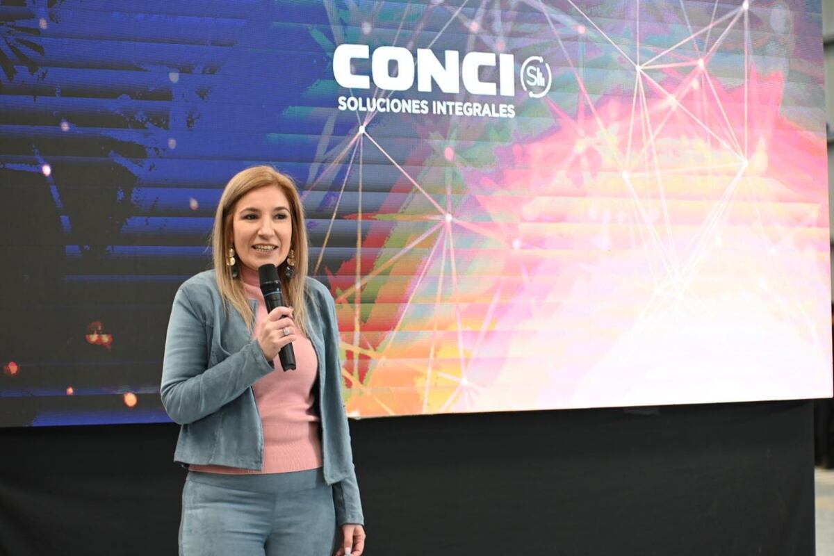 Solange Acosta, gerente de la sucursal Pilar, brindó un discurso de bienvenida ante más de 300 productores.(Foto: Conci)