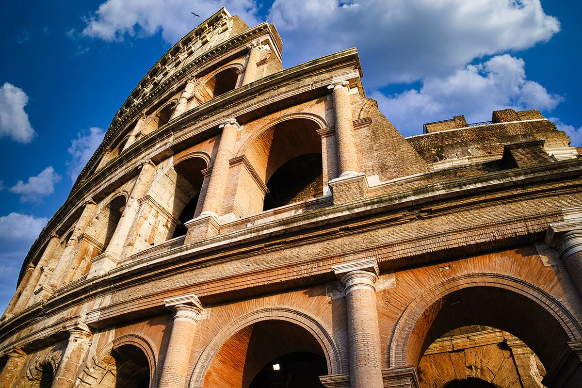 Coliseo romano con cielo azul brillante y nubes. Roma, Italia. (Freepik)