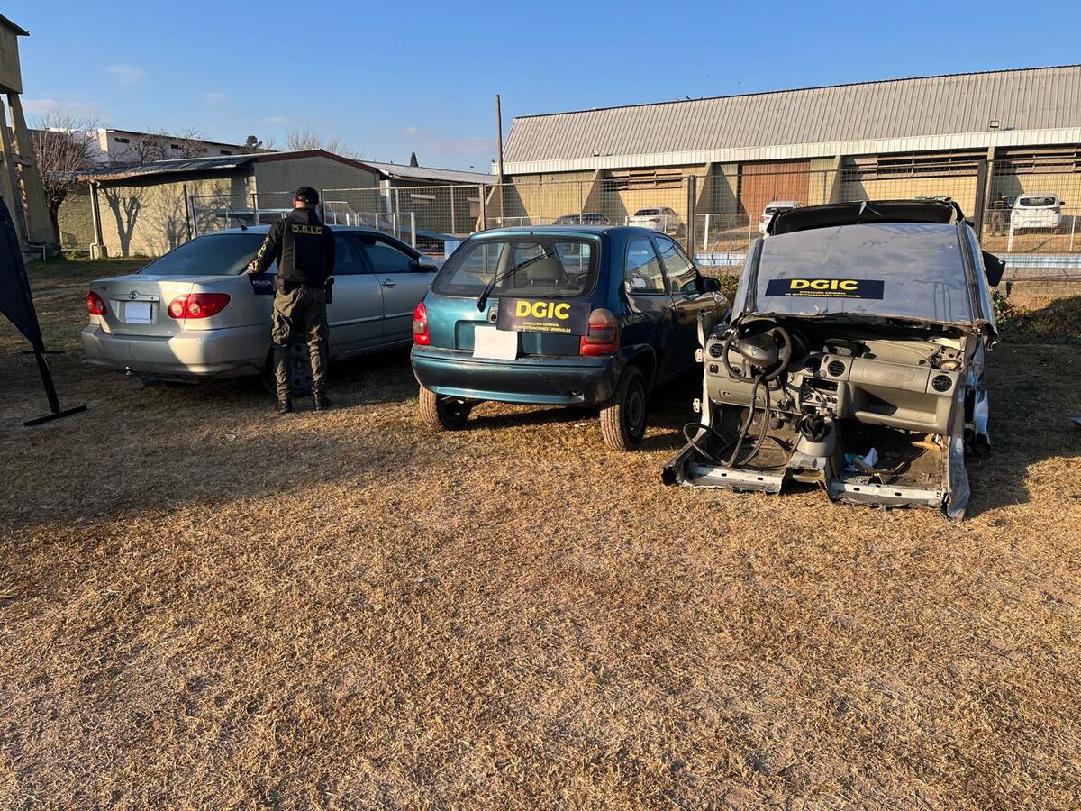 Vehículos. Los tres automóviles secuestrados, uno de ellos "cortado". (Policía)
