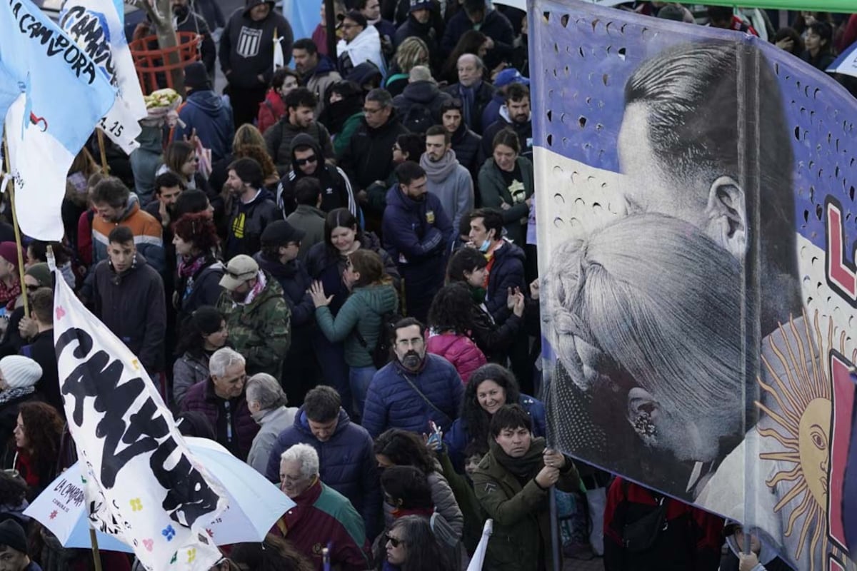 Cristina Kirchner habla desde la ciudad bonaerense de Ensenada, como parte de los homenajes del Frente de Todos por el 48º aniversario de la muerte del líder justicialista Juan Domingo Perón (Clarin)