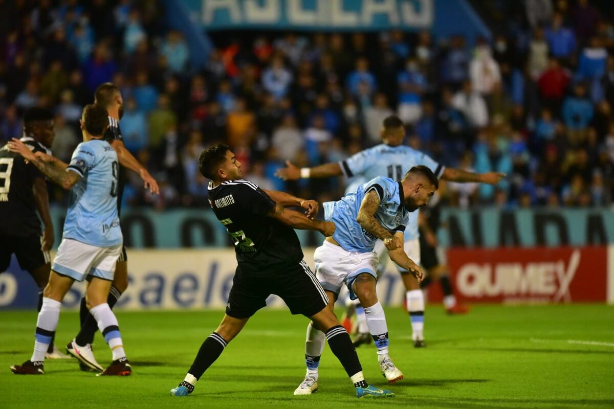 Belgrano y Riestra, en un partido de mucha "lucha" en el Gigante de Alberdi. (Facundo Luque / La Voz).