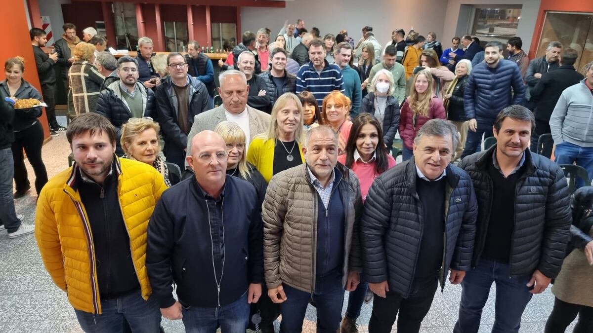 Posible festejo. Si se confirma lo que dicen las encuestas en favor del oficialista Cavigliasso, el exintendente Marcos Carasso, Luis Juez y Mario Negri participarán este domingo de los festejos en General Cabrera. También iría Rodrigo de Loredo. (La Voz / Archivo)