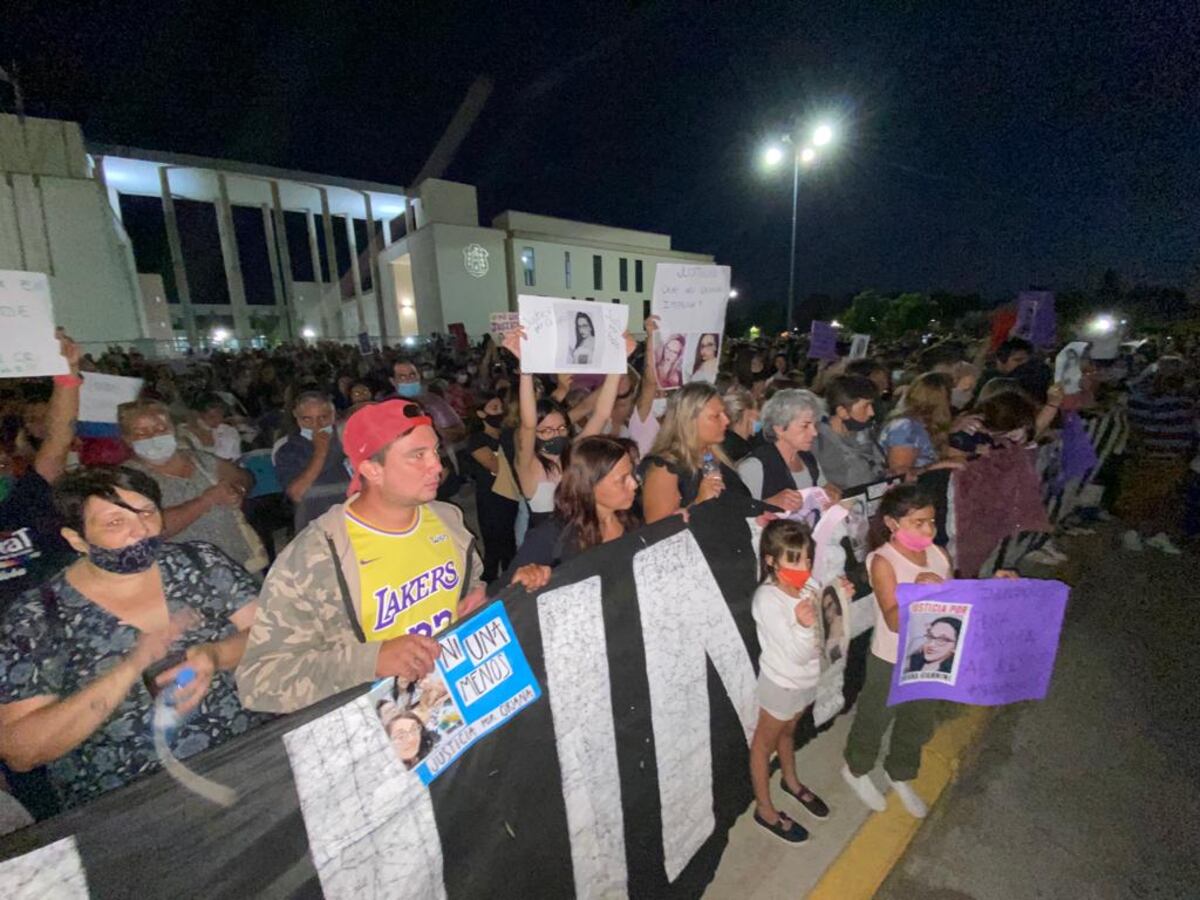 Multitudinaria marcha por el femicidio de Oriana en Río Cuarto. (Tomás Fragueiro/La Voz)