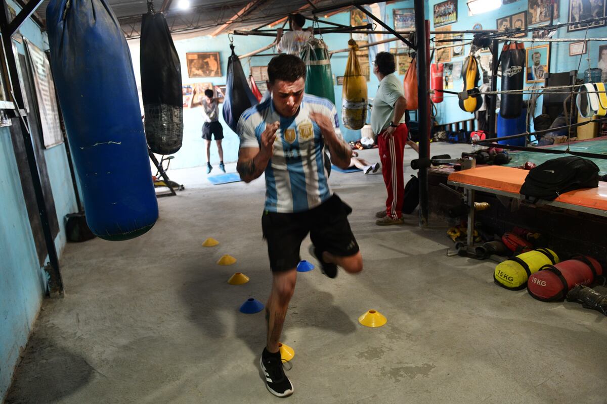 Agustín Sarfatti practica kick boxing en el gimnasio Don Luis de barrio San Lorenzo y es múltiple campeón. (Javier Ferreyra /La Voz)