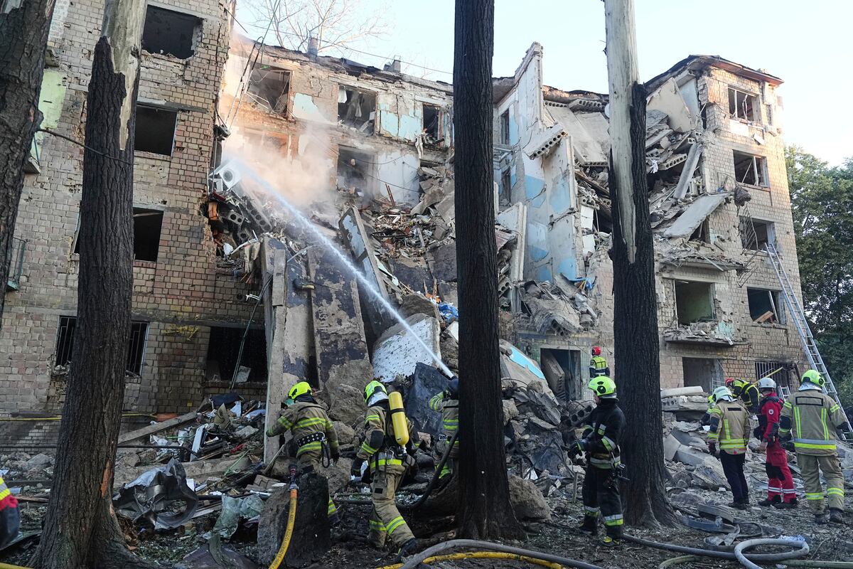 Bomberos trabajan para extinguir el incendio en un edificio de apartamentos después de un ataque ruso en Kiev, Ucrania. (AP Foto/Efrem Lukatsky)