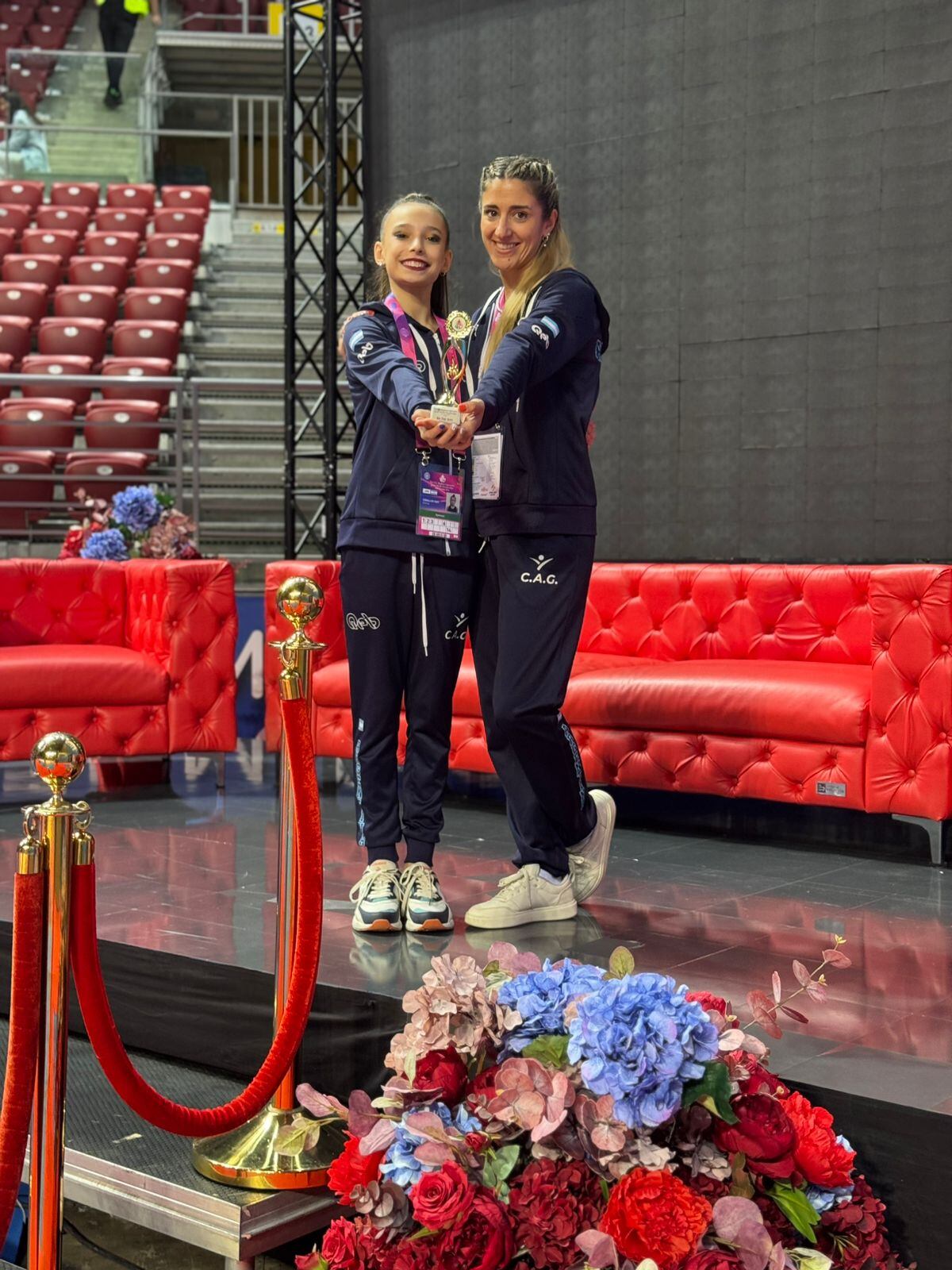 La cordobesa Emma Ceballos Rapi junto a su entrenadora Vanina Lorefice en el Mundial Juvenil de Gimnasia Rítmica, en Sofía, Bulgaria.