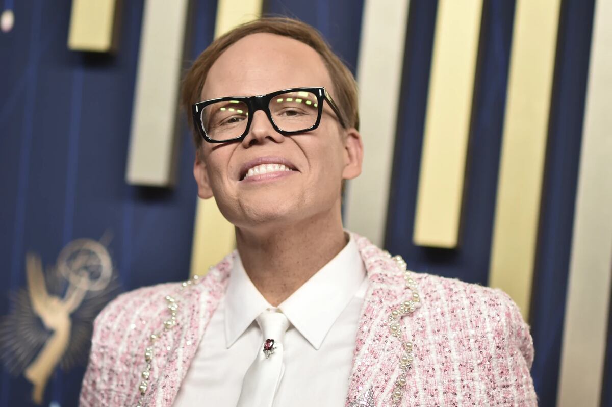 Jeff Hiller, antes de recibir su Emmy al mejor actor de reparto en una comedia por su rol en "Somebody Somewhere". (AP)