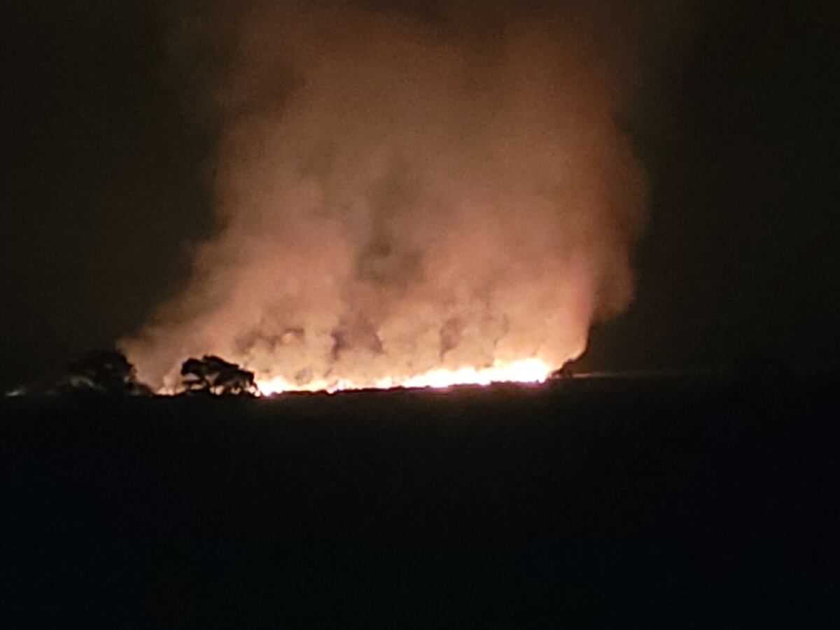 Un grave incendio se desató este viernes por la noche en la zona del aeródromo La Mezquita al oeste de la ciudad de Córdoba.