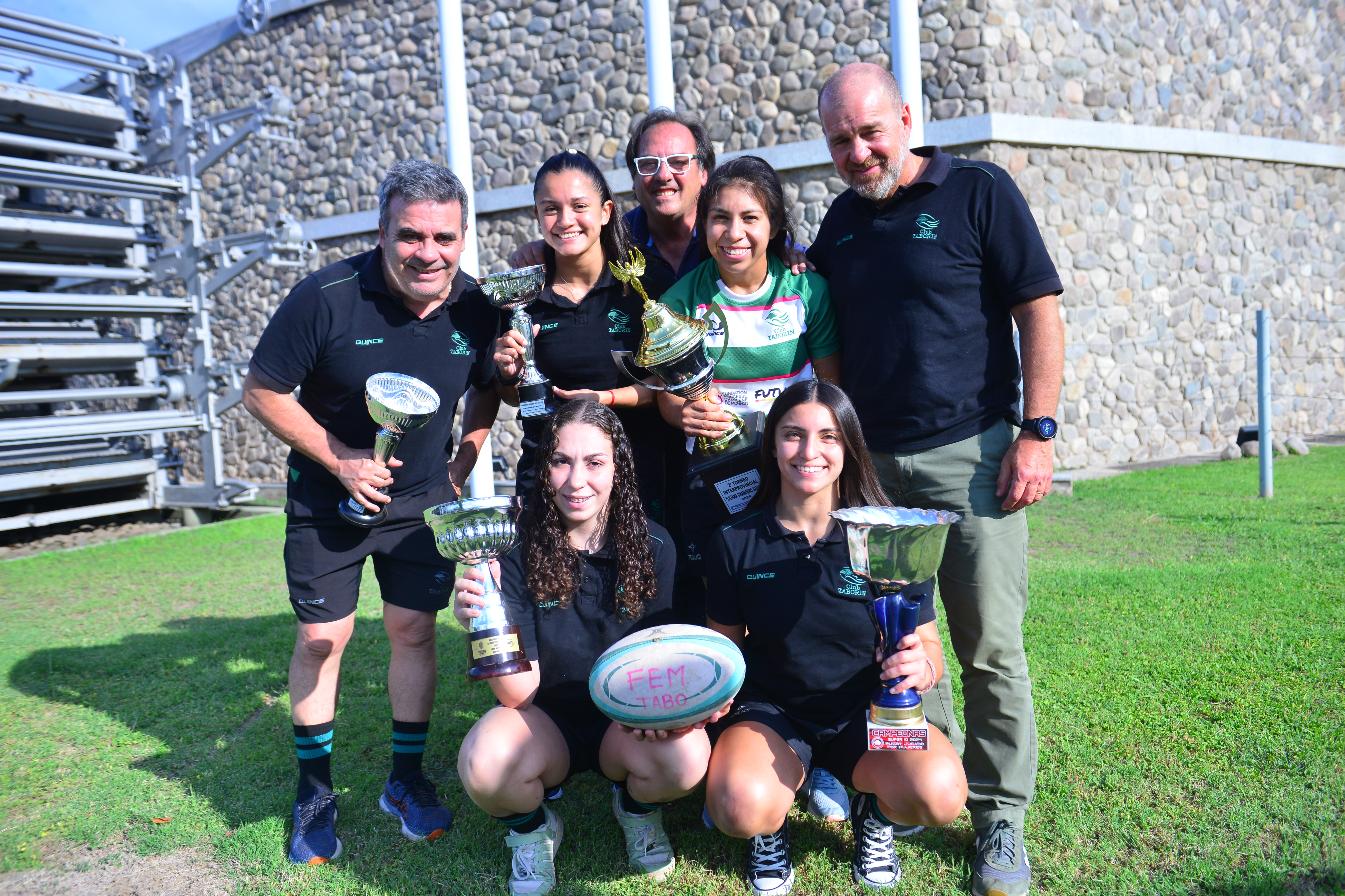 Brindis de las campeonas del rugby femenino del Club Taborín en redacción de La Voz. Foto: Javier Ferreyra