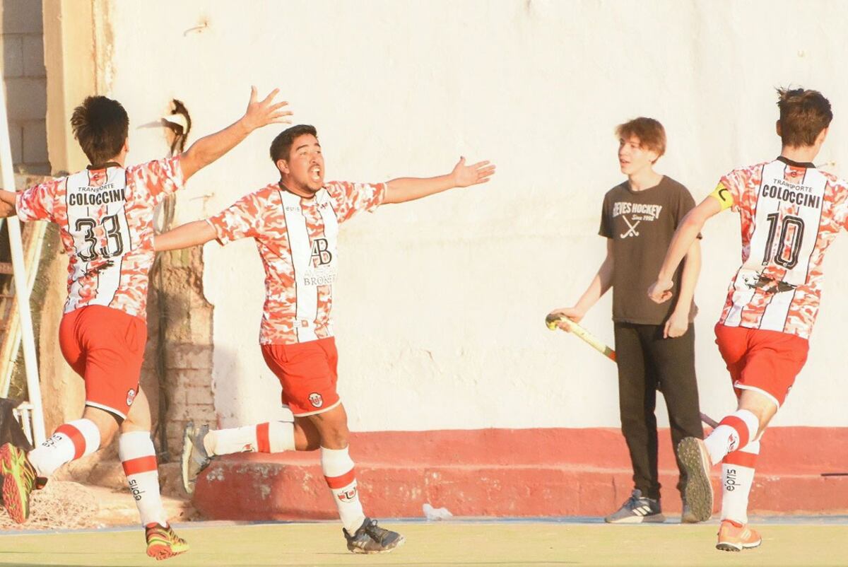 Puro festejo para Universitario, campeón del Regional A de caballeros. (Prensa Federación Cordobesa / @sacameunafotodeportes)