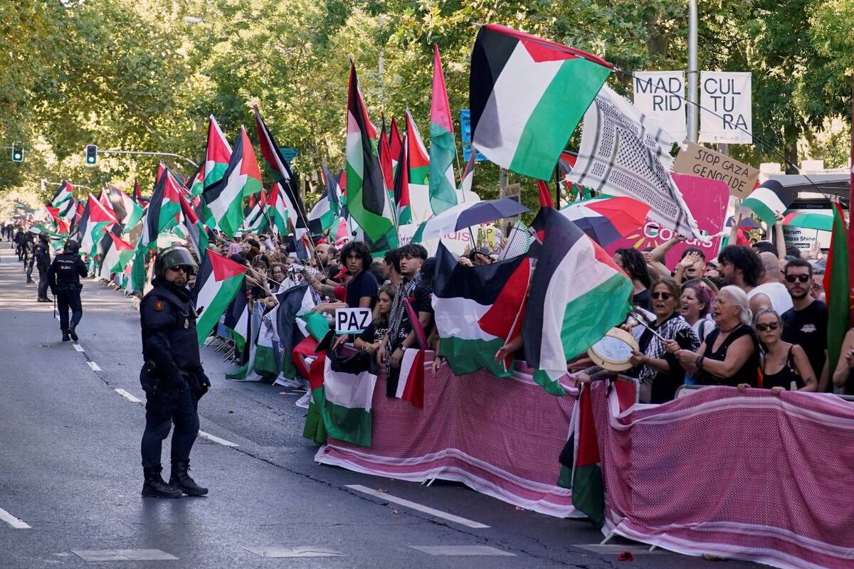 Manifestantes bloquean la ruta para interrumpir la vigésimo primera etapa de la Vuelta Ciclista Española, de Alalpardo a Madrid, España, este domingo 14 de septiembre. (AP)