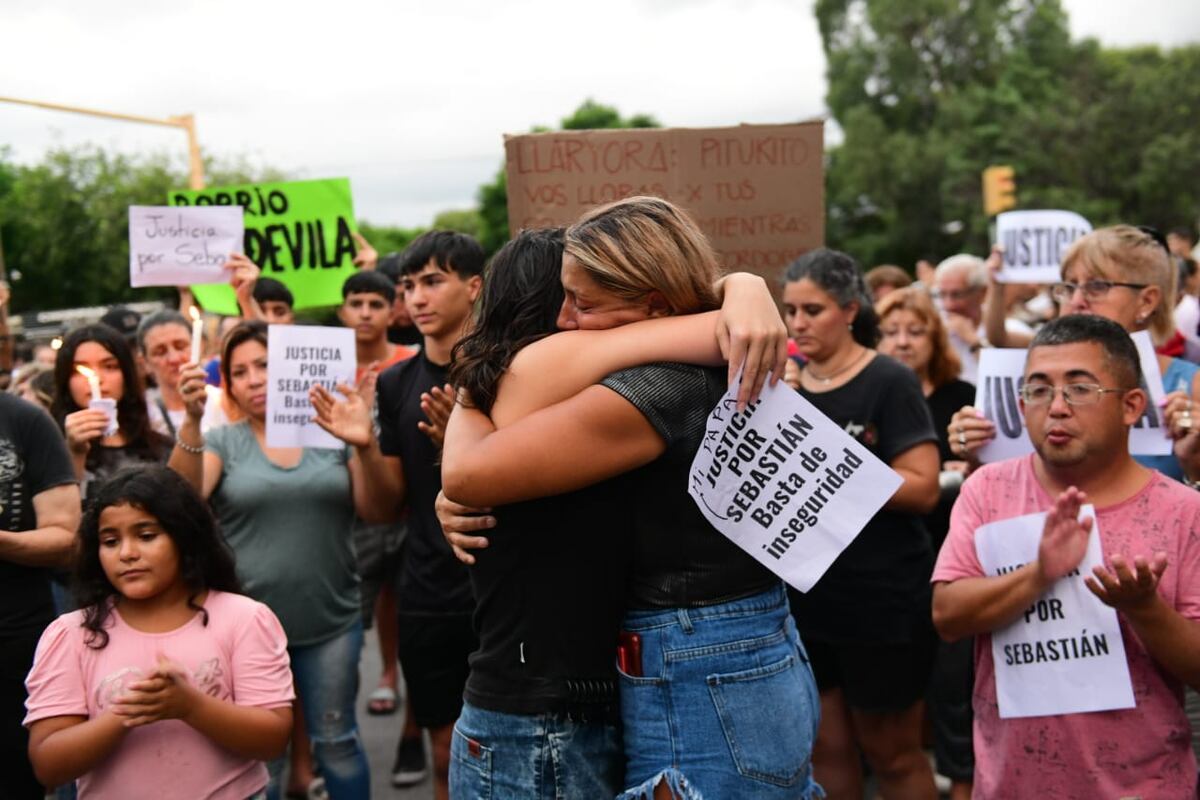 Familiares del hombre asesinado marchan por las calles de Yofre para pedir justicia.