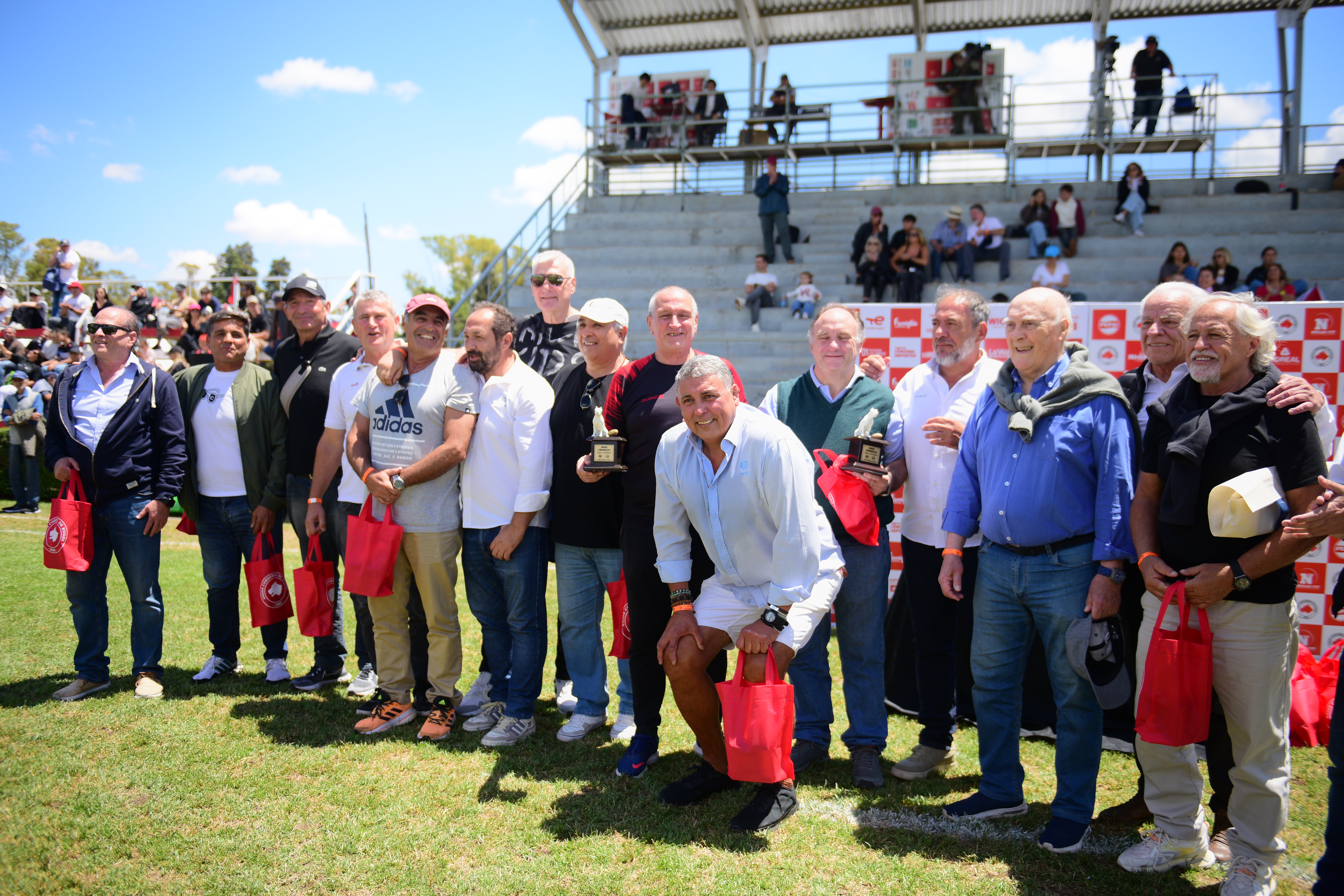 Homenaje a los históricos. La Unión Cordobesa de Rugby homenajeó a los planteles de "Los Dogos" de 1985 y 1995 respectivamente. (José Hernández/LaVoz)