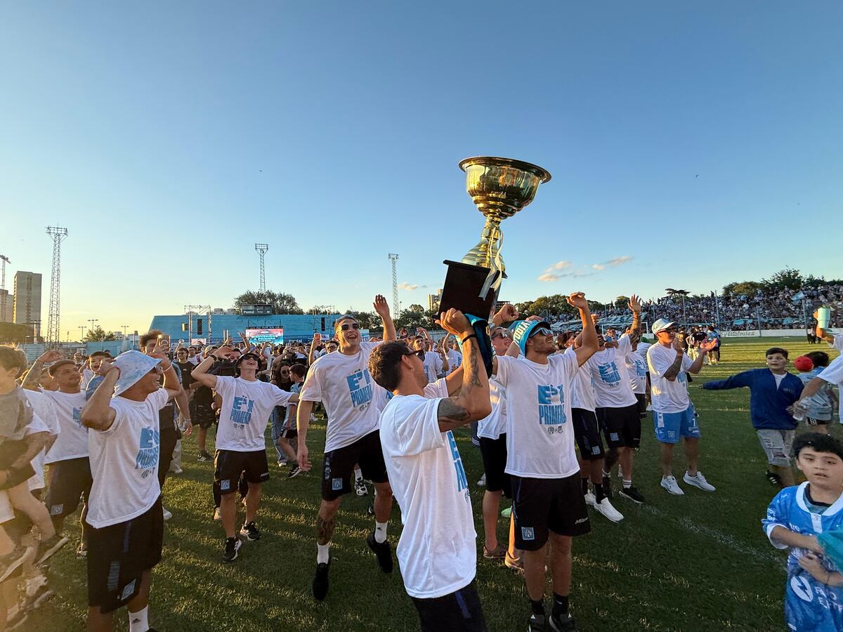 Festejos de los jugadores de Estudiantes de Rio Cuarto por el ascenso a la Primera División del Fútbol Argentino en la cancha de Rio Cuarto.