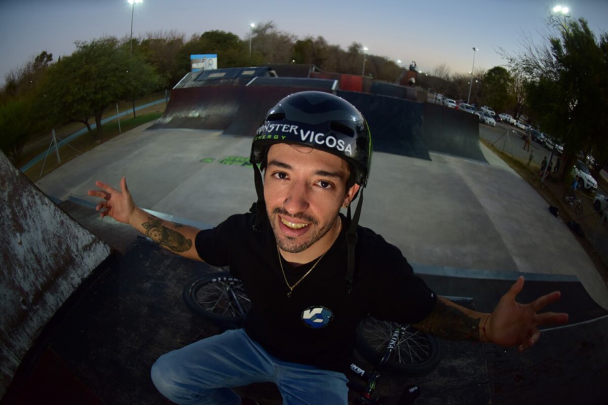 José Maligno Torres en la pista de BMX Maligno Park del Estadio kempes. (José Gabriel Hernández / La Voz)