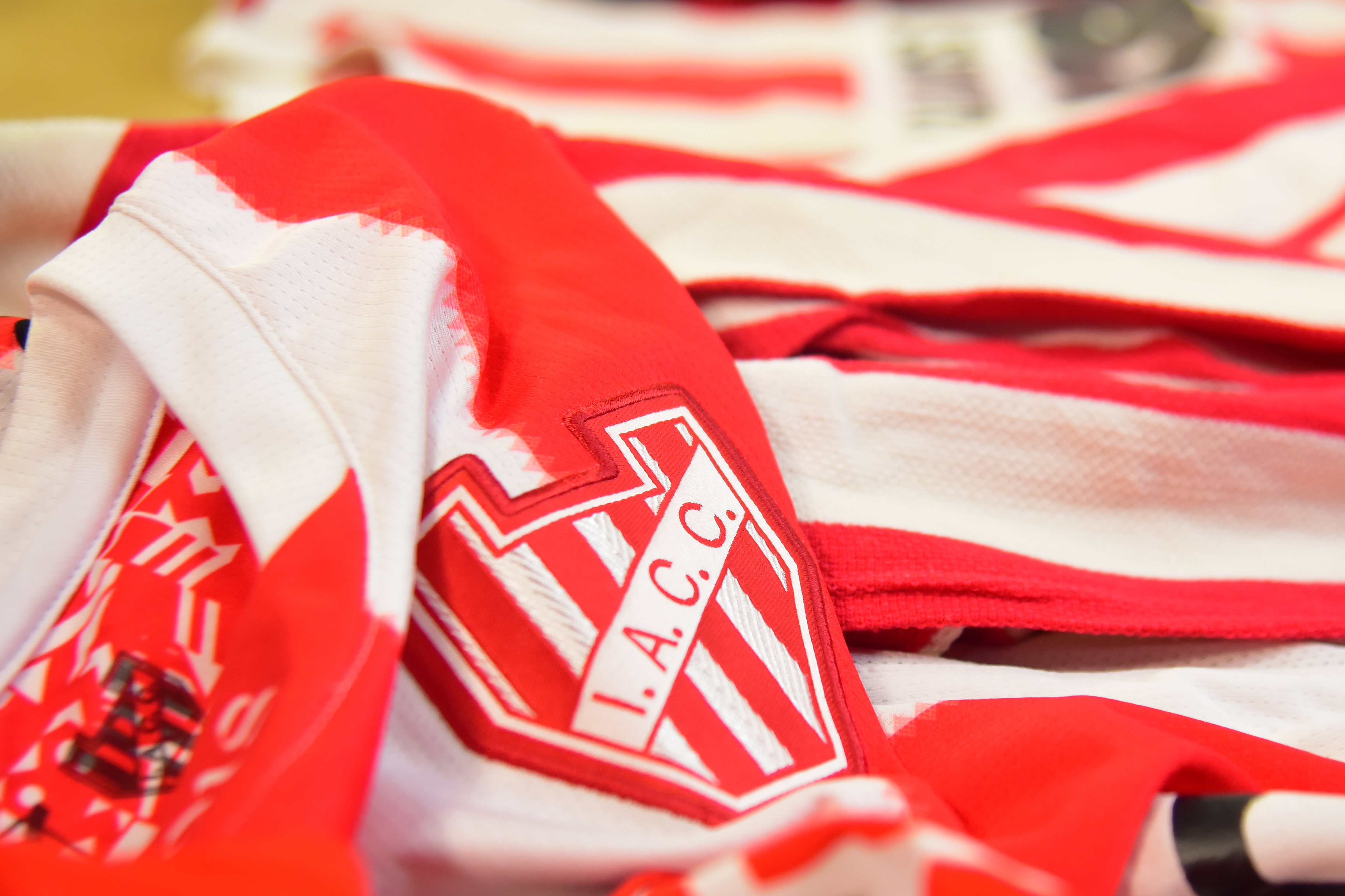 Eric Carreras, coleccionista de camisetas de Instituto, muestra algunas de sus joyas en La Voz del Interior. (Javier Ferreyra / La Voz)