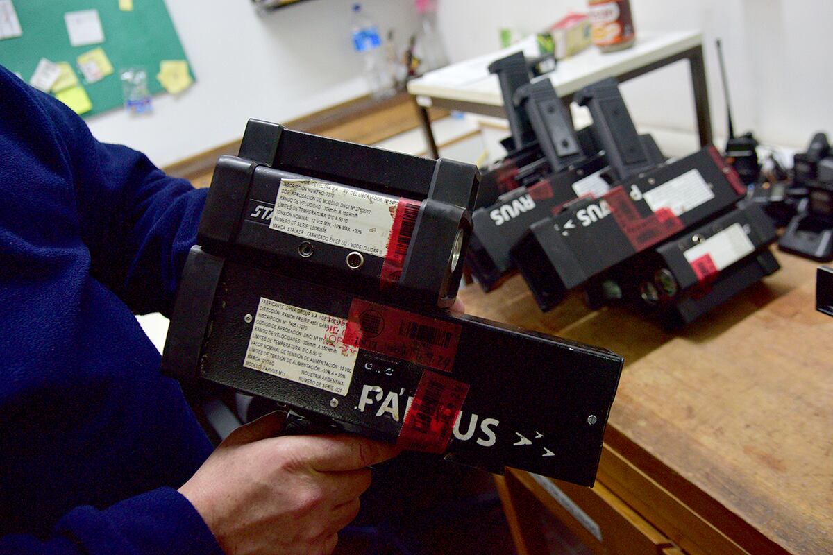 Cinemómetros tipo pistola del área de aprobación de modelos de cinemómetros del Inti Córdoba. (Pedro Castillo / La Voz)