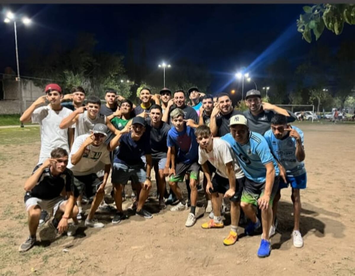 Emanuel “Bebelo” Reynoso descansa en su barrio y en el potrero. El año pasado se quedó más de la cuenta, Minnesota lo sancionó, pidió perdón y terminó siendo de los mejores de la MLS donde jugaba en los mismas canchas que Messi. (IG)