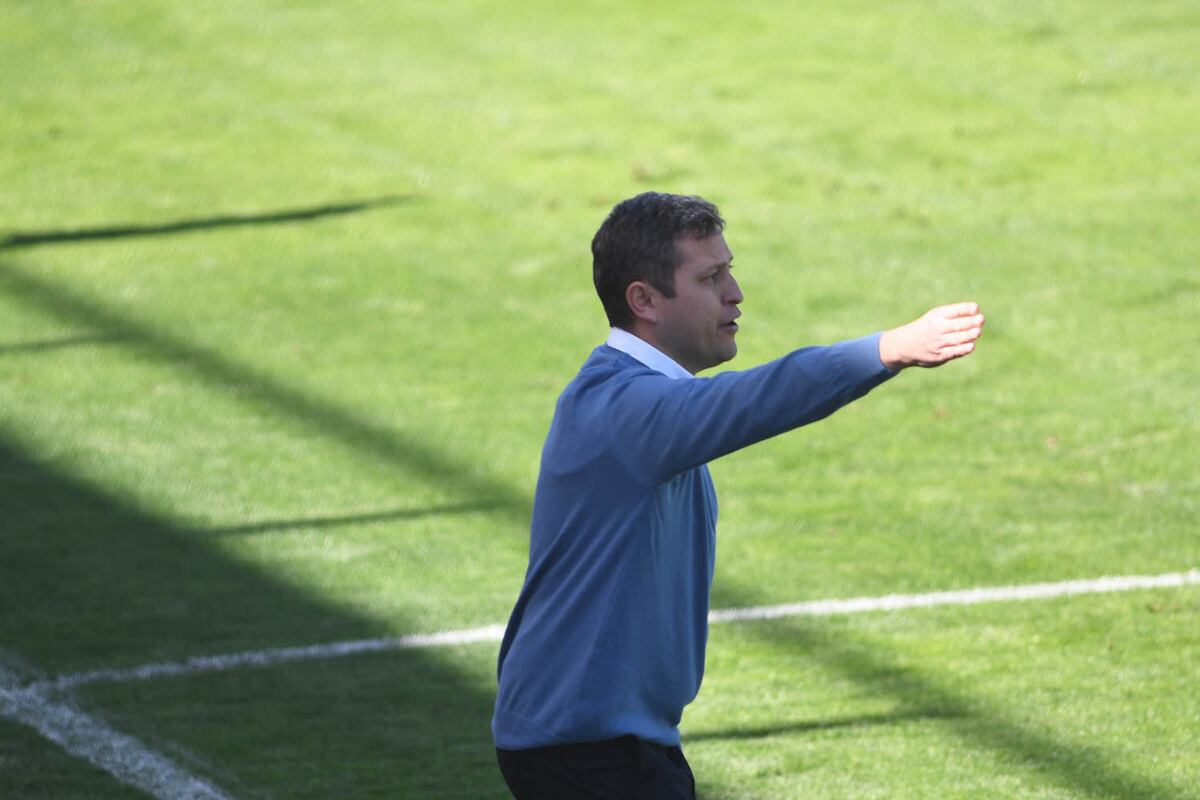 Diego Flores en acción, dirigiendo a Godoy Cruz. (Gentileza Los Andes).