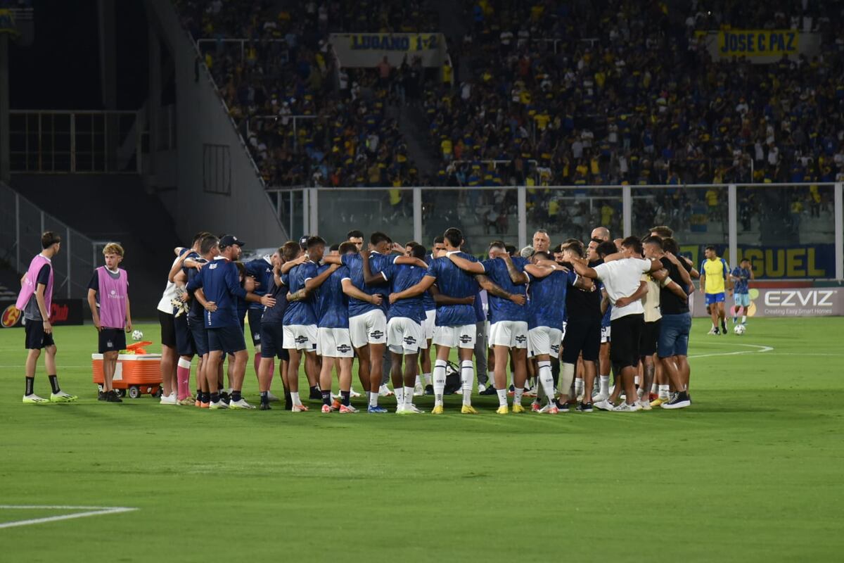 Ejercicios de precalentamiento de la "T" a minutos de comenzar el partido amistoso frente a Boca juniors. (Facundo Luque / La Voz)
