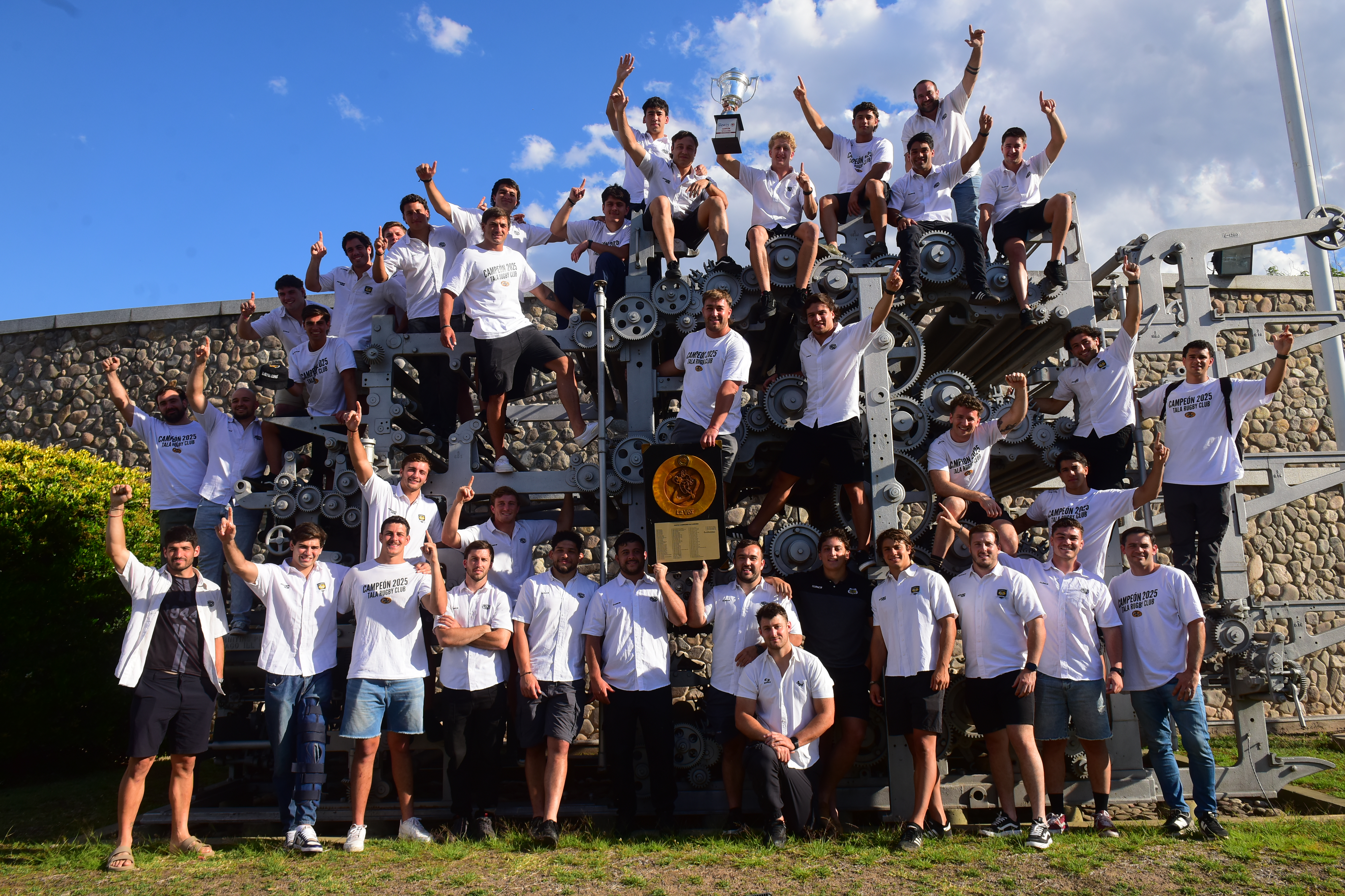Jugadores y cuerpo técnico del Tala Rugby club participaron  del tradicional brindis en la redacción de la Voz a los campeones. (Javier Ferreyra / La Voz )