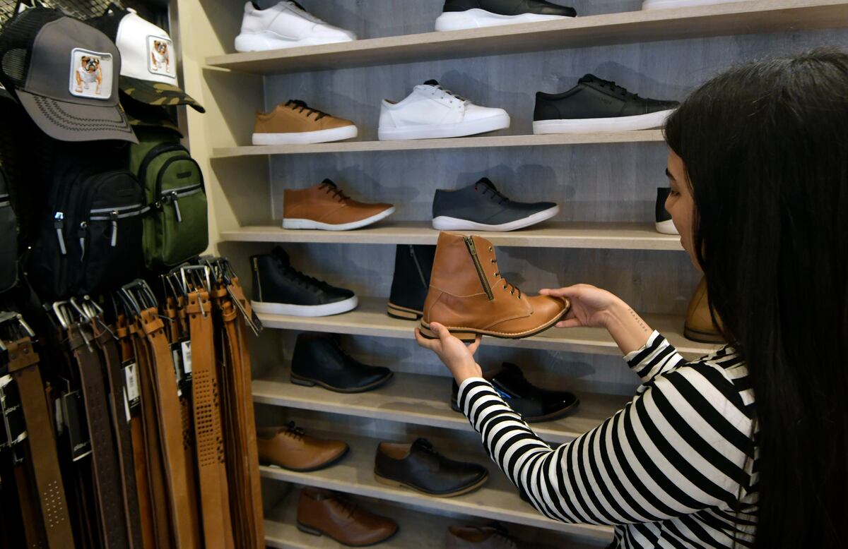 Consumo de ropa y calzado
Nueva temporada en las tiendas de ventas de ropas y calzados.
Nuevas tendencias, colores vivos, largos escotes y vuelve el cuero en los zapatos. Todo es válido a la hora de combinar tendencias y precios para vestirse en esta Colección Primavera - Verano.
Foto: Orlando Pelichotti