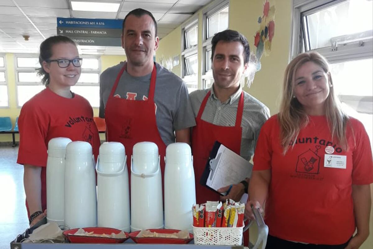 Luis Taricco y Martín Palacios realizando voluntariado en la Unidad de Bienestar durante el año 2019. Foto: Aguas Cordobesas