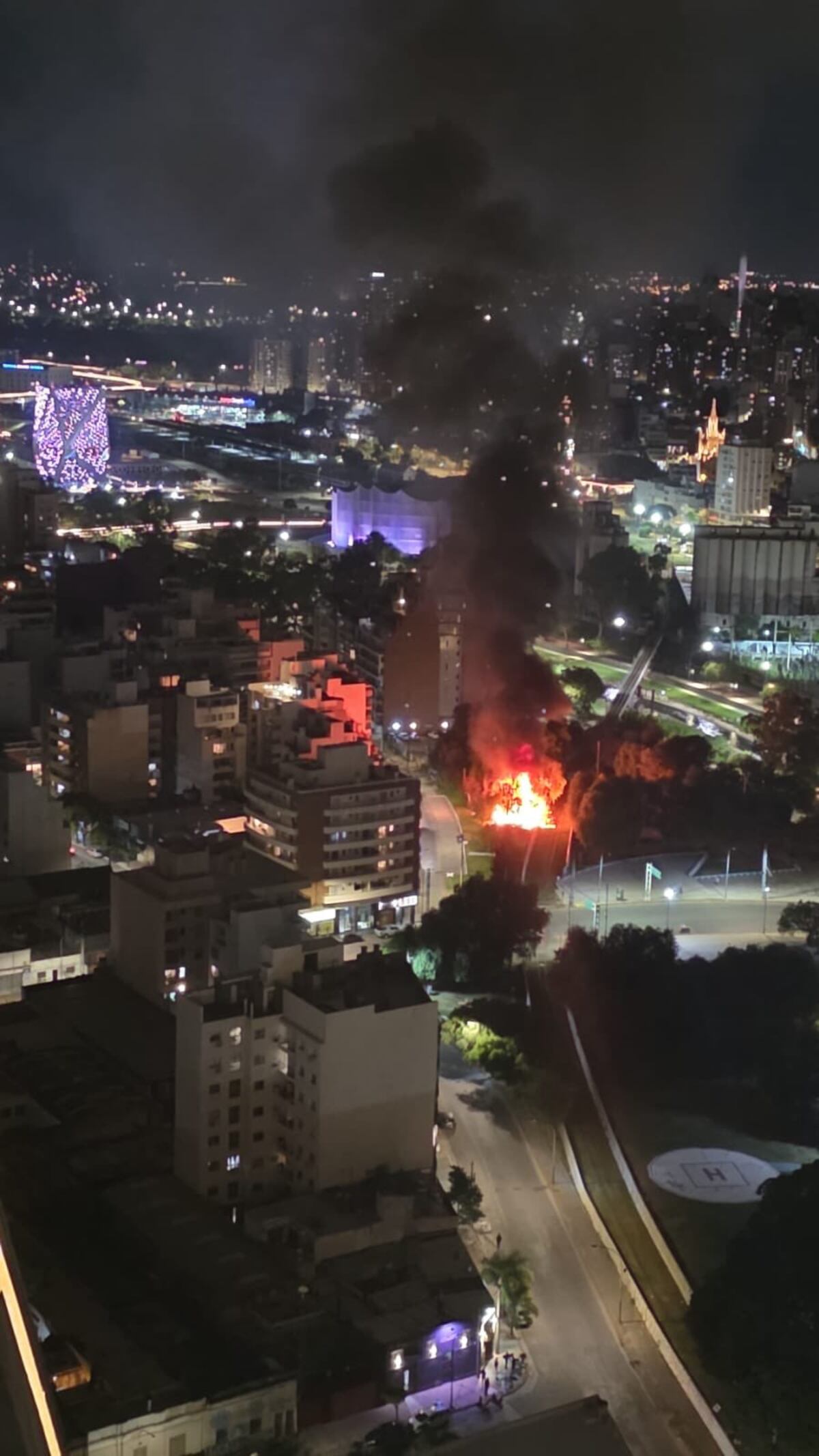 Un impactante incendio ocurrió en la noche de este sábado en el asentamiento conocido como La Tablita, a metros del Centro de Córdoba capital. (Ministerio de Seguridad)