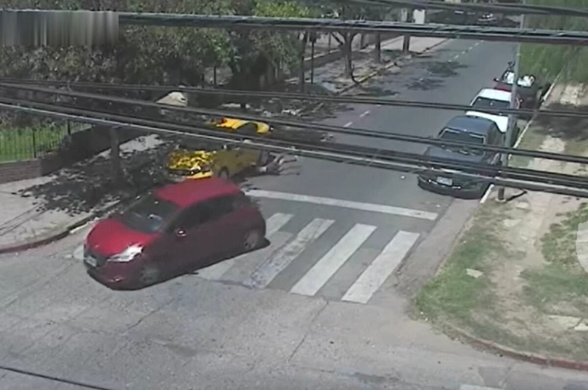 La víctima sobrevivió, aunque resultó con golpes tras tirarse del auto de los ladrones en Córdoba. (Policía)