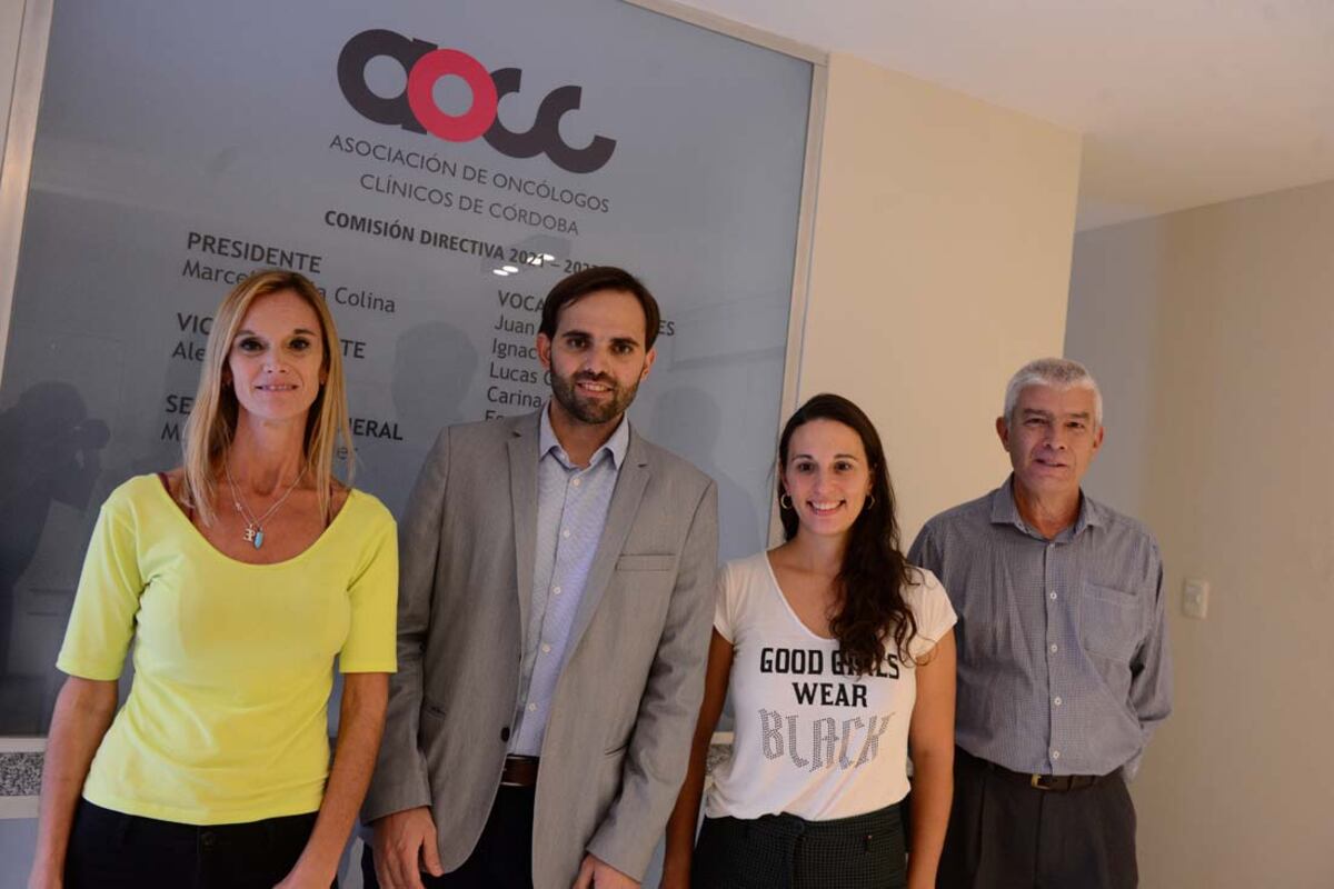 Médicos oncólogos Ignacio Jerez, vocal de la AOCC, Claudia Martín, integrante del Comité Científico de la AOCC, María Eugenia Pacher, Secretaria general de la AOCC, Marcelo de la Colina, presidente de la AOCC. (José Gabriel Hernández / La Voz)