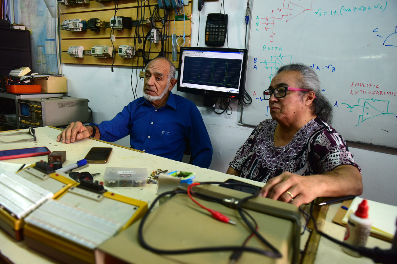 María del Carmen Ordoñez y Próspero Herrera, la pareja pionera de la electrónica digital en Córdoba. (Nicolás Bravo / La Voz)
