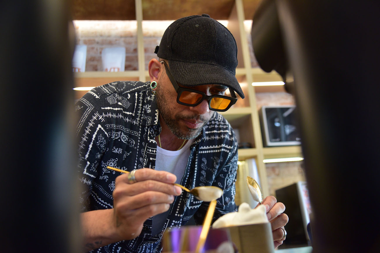 Elan, barista del café bar Aste, prepara café en 3D. (Pedro Castillo / La Voz)
