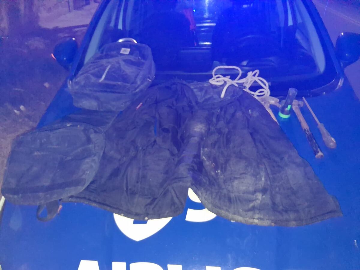 Inseguridad. El hombre tenía una mochila, dos martillos, una soga y varias herramientas. (Policía de Córdoba)