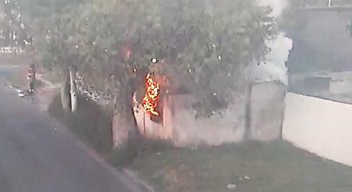 Llevó a sus hijos a la escuela y cuando volvió encontró su casa en llamas.