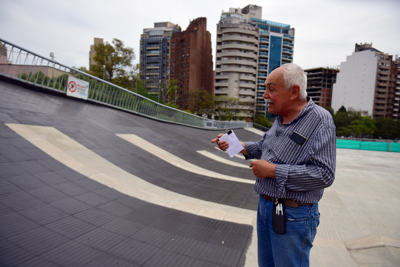 Jorge Molas y Molas, especialista en impermeabilización, muestra cómo comenzó el proceso en la cubierta del Centro Cultural Córdoba. (Nicolás Bravo / La Voz)