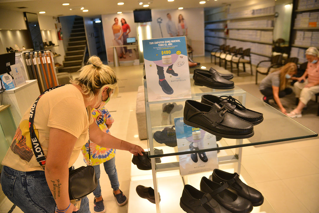 Cordoba el 17 de February de 2022 venta de zapatos calzados de niños para la escuela colegio escolares en Battistella Foto: Pedro Castillo
