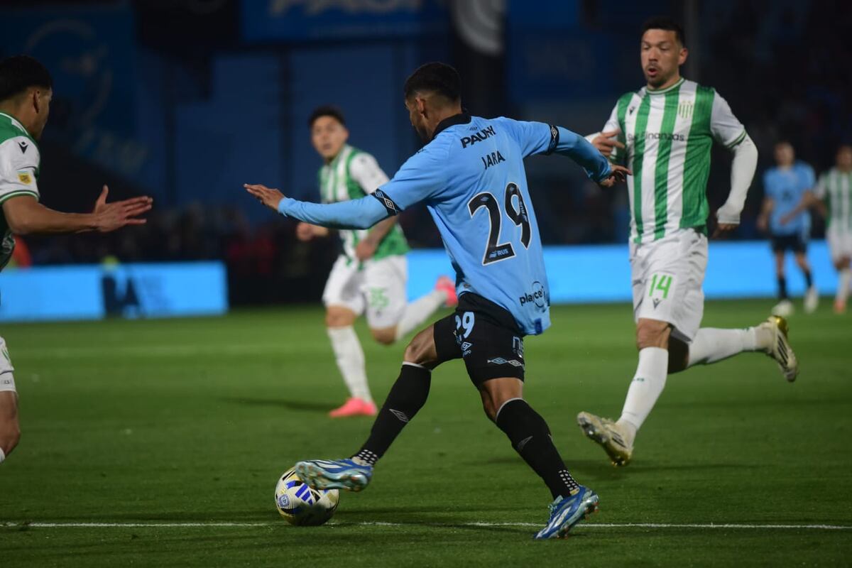 Belgrano en su partido ante Banfield. (Nicolás Bravo / La Voz).