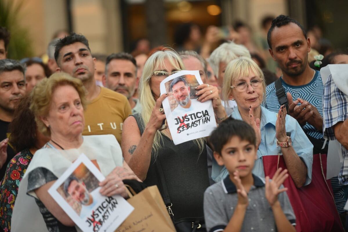 Marcha en el centro de Córdoba por Sebastián Villarreal. (Javier Ferreyra / La Voz)