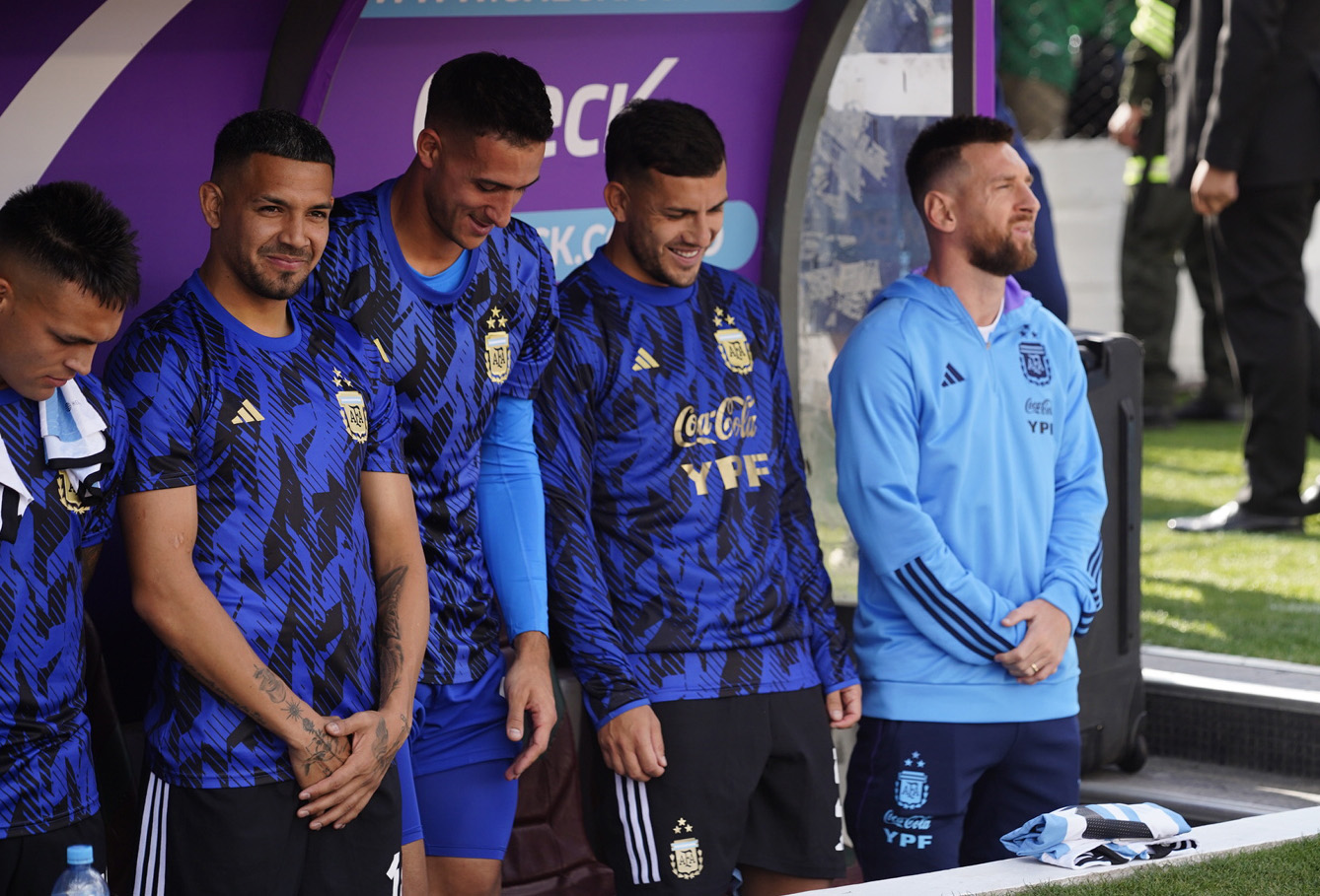 Lionel Messi en el banco de suplentes de Argentina en La Paz. (Fotobaires)