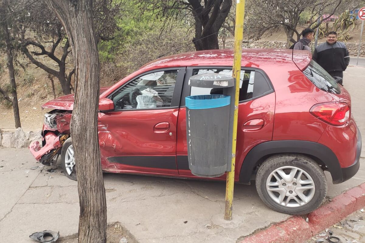 Ciudad de Córdoba. Así quedó uno de los autos chocados (Pedro Castillo/La Voz).