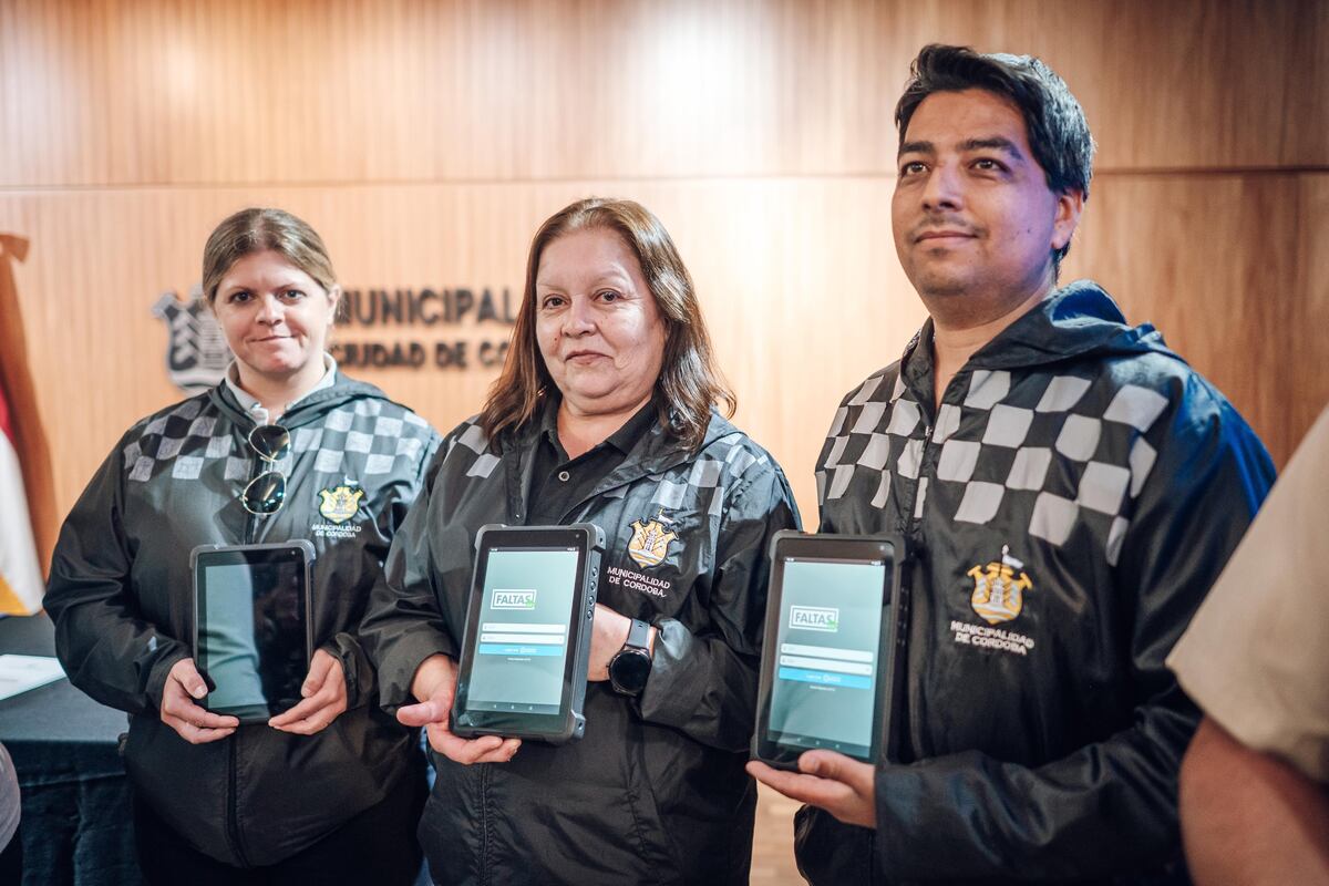 Inspectores municipales con los dispositivos para labrar actas digitales con geolocalización y firma electrónica (Municipalidad de Córdoba).
