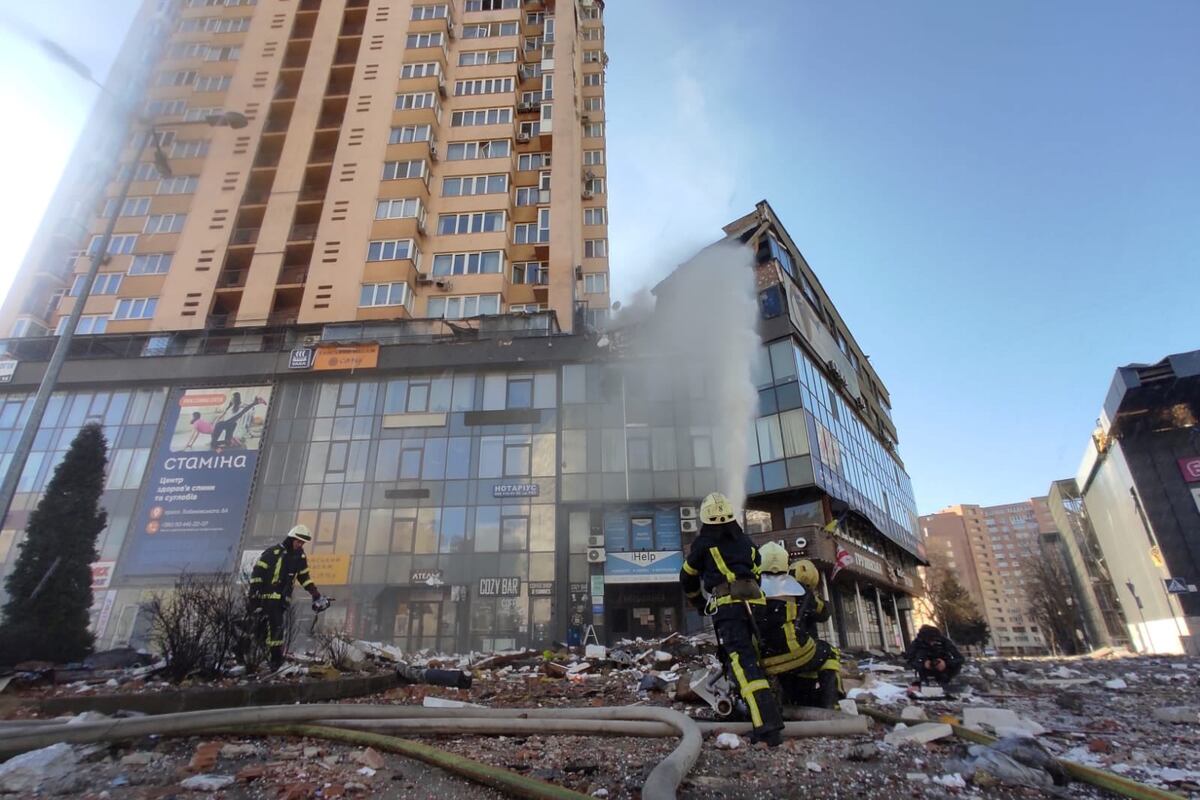 Ucrania. Un edificio residencial fue alcanzado por un misil ruso (AP).