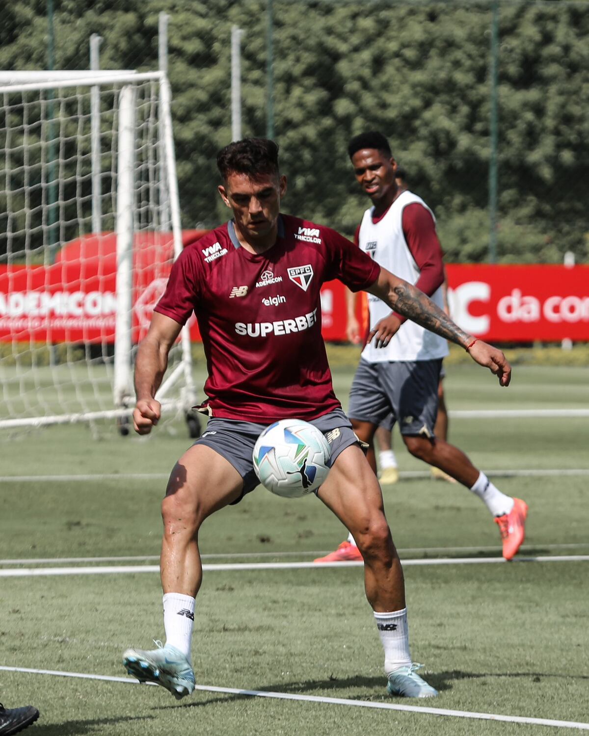 Enzo Díaz, exlateral de Talleres, en el entrenamiento de São Paulo. (Prensa São Paulo)