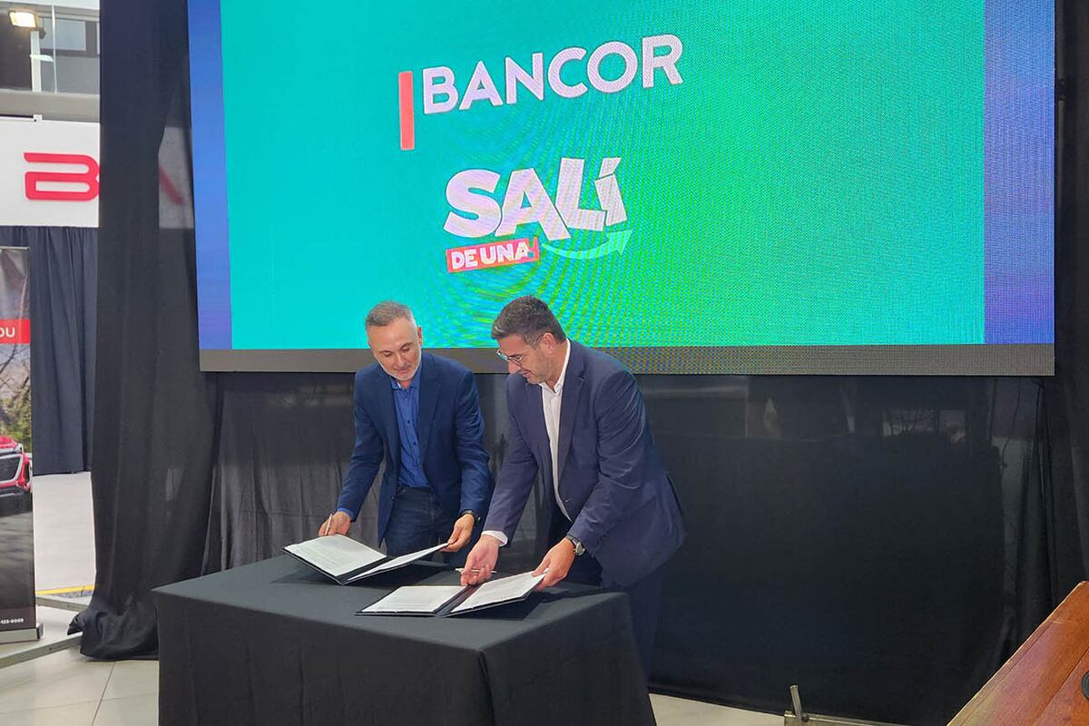 Sebastián Parra y Raúl Paolasso (Bancor) firmaron el convenio para la financiación de las unidades Baic en Córdoba.