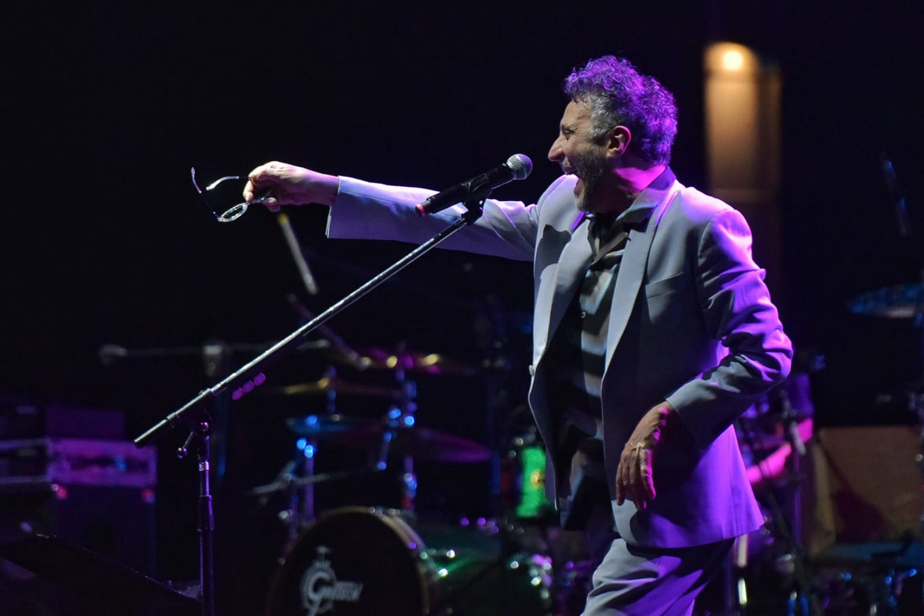 Fito Páez tuvo varios cambios de vestuario durante el show en Plaza de la Música. (Facundo Luque / La Voz)
