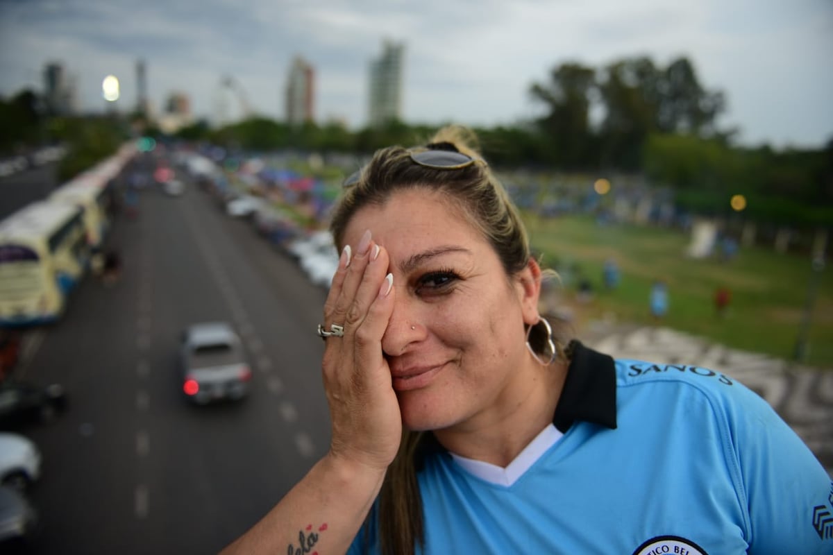 Belgrano: Los hinchas en la previa del partido frente a Argentinos Juniors por una de las semifinales de la Copa Argentina, en Rosario. (José Hernández / La Voz)