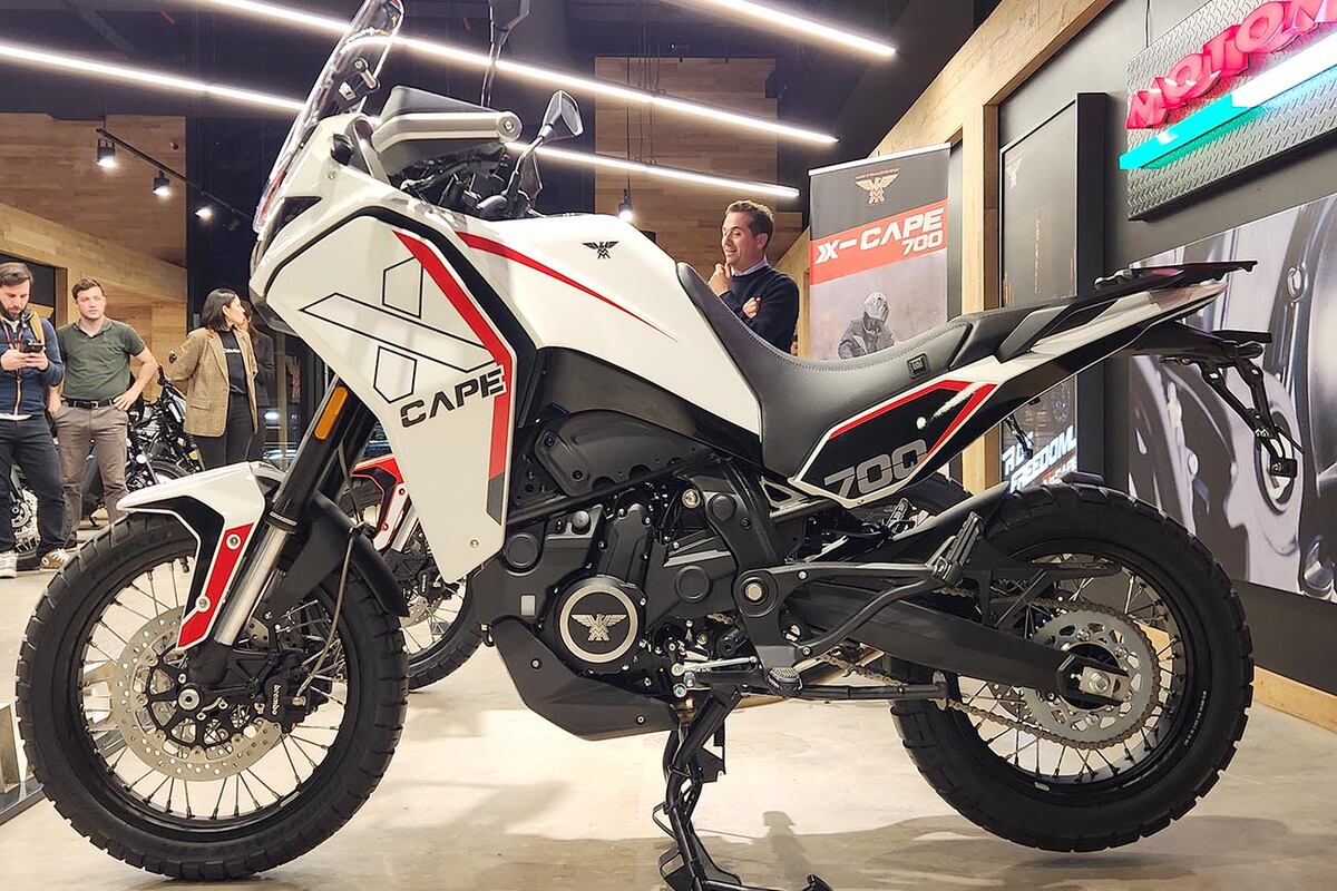 La X-Cape 700 incorpora un propulsor bicilíndrico en línea de 693 cc, homologado bajo la normativa Euro 5+, que entrega 71 CV es decir, 11 más que la 650.