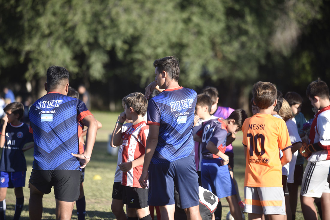 Tienen un cuerpo técnico de 16 entrenadores y preparadores físicos. Más allá de lo deportivo, se trabaja mucho en la contención y lo emocional. (Ramiro Pereyra/La Voz) 