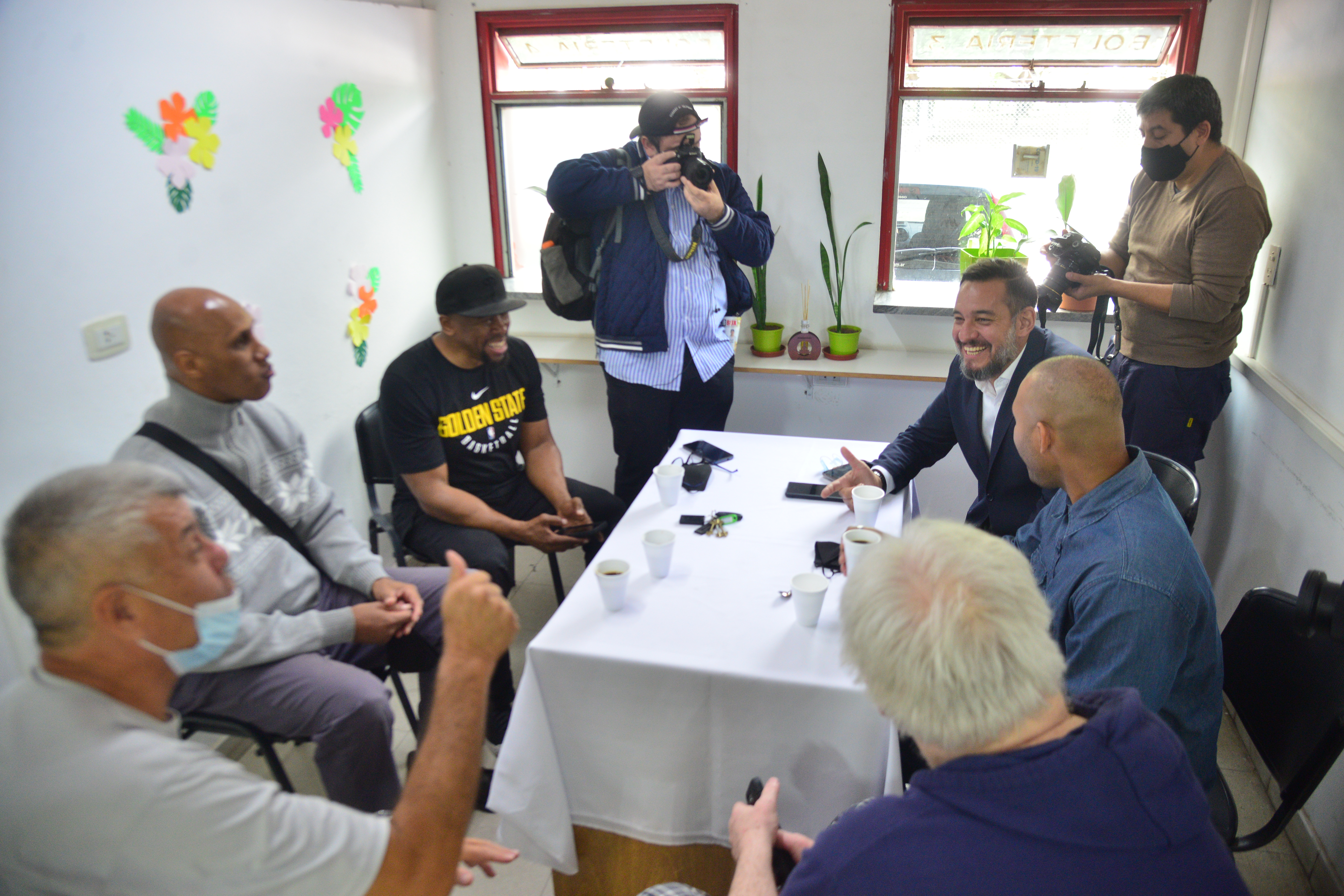 Lamont Peterson, scout de los Warriors, junto a Donald Jones y funcionarios municipales en el Cerutti. (Pedro Castillo / La Voz)